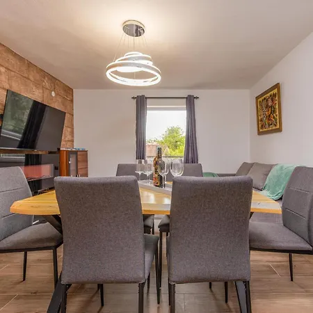 Prázdninový dům In With Wifi