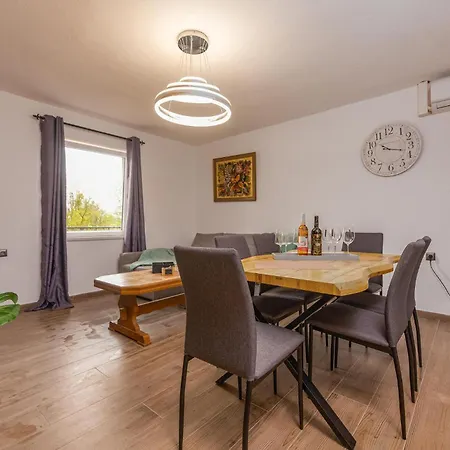 Beautiful In Ferienhaus Gračac