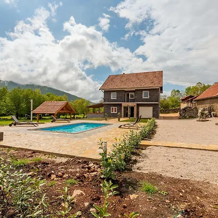 Casa de Férias Lovely In With Outdoor Swimming Pool