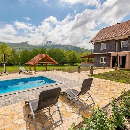 Casa de Férias Lovely In With Outdoor Swimming Pool